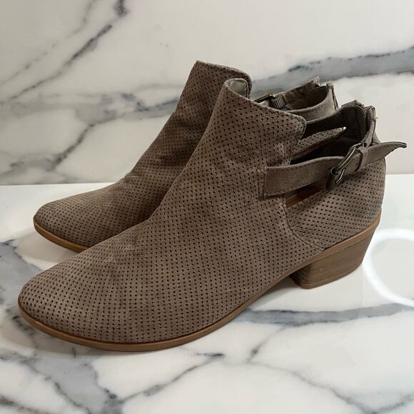 DV by Dolce Vita | Women's Taupe Perforated Back Zip Side Buckle Booties Sz 9.5 - Picture 4 of 8